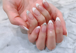 シンプルだけどかわいい！！フレンチネイルとは？