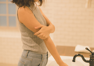 気になる二の腕のブツブツ！どうしたらなくなる？